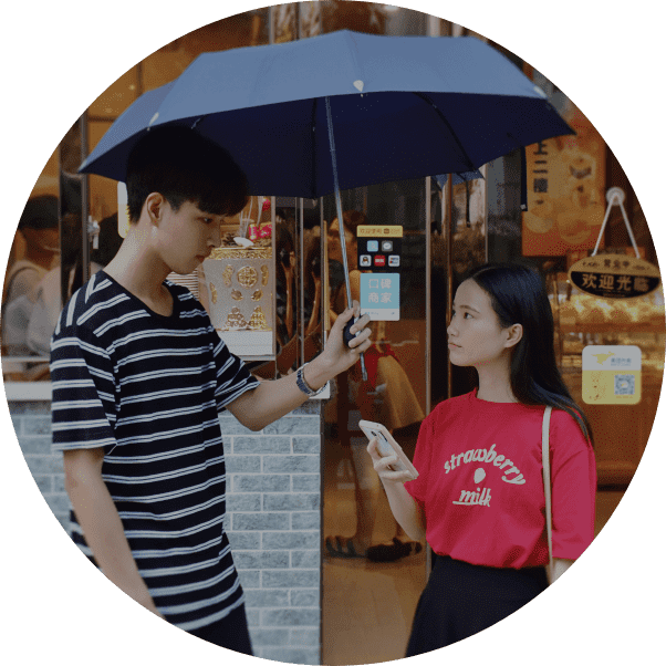 雨天送伞情景图