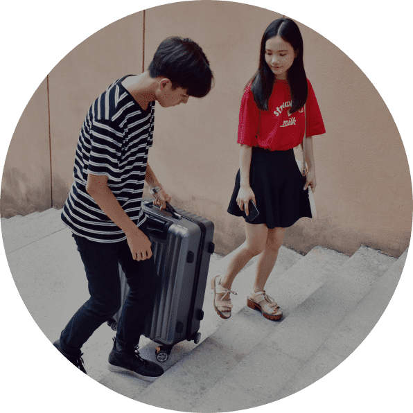 帮忙搬行李情景图